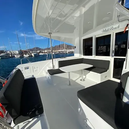 Catamaran White Beach Hotel en barco