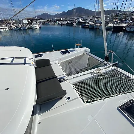 Catamaran White Beach Hotel en barco Playa Blanca (Lanzarote)