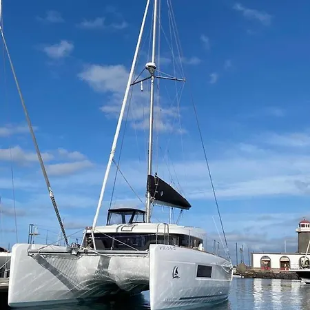 Catamaran White Beach Hotel en barco *
