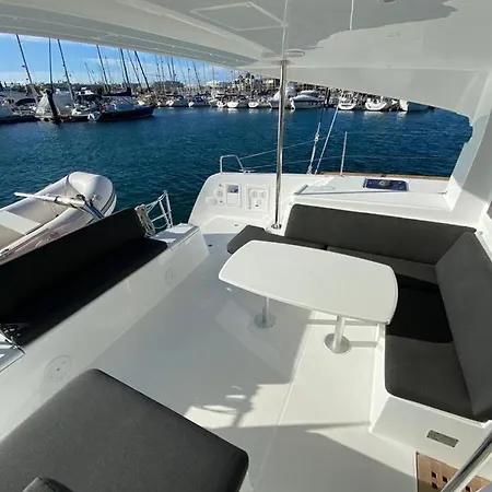 Catamaran White Beach Hotel en barco *