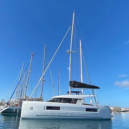 Catamaran White Beach Hotel en barco Playa Blanca (Lanzarote)