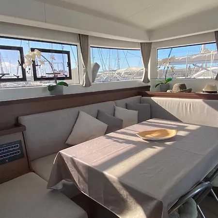 Catamaran White Beach Hotel en barco Playa Blanca (Lanzarote)